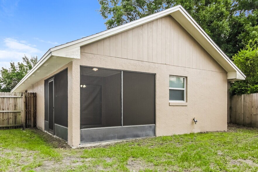 Building Photo - 4262 Sandhurst Dr