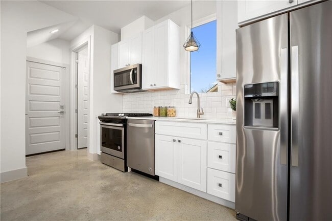 Building Photo - 2413 E 9th St