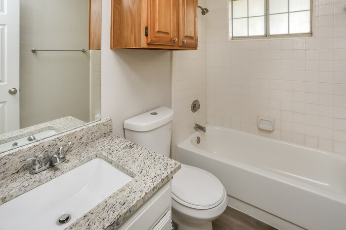 Building Photo - 819 Crooked Creek Ln