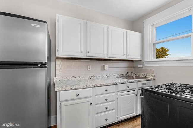 Building Photo - 639 Plymouth Rd