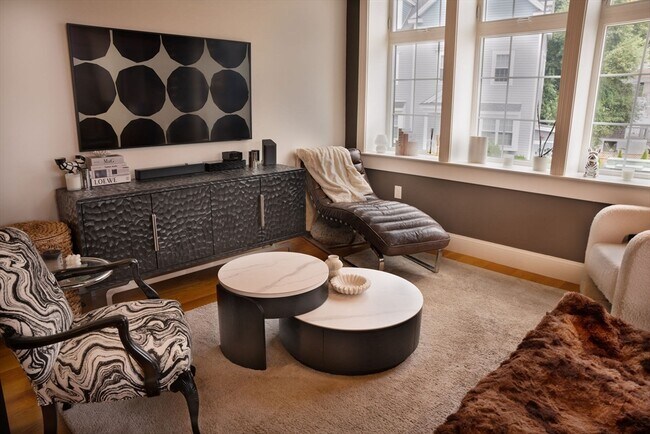 Building Photo - 11 S Mason St