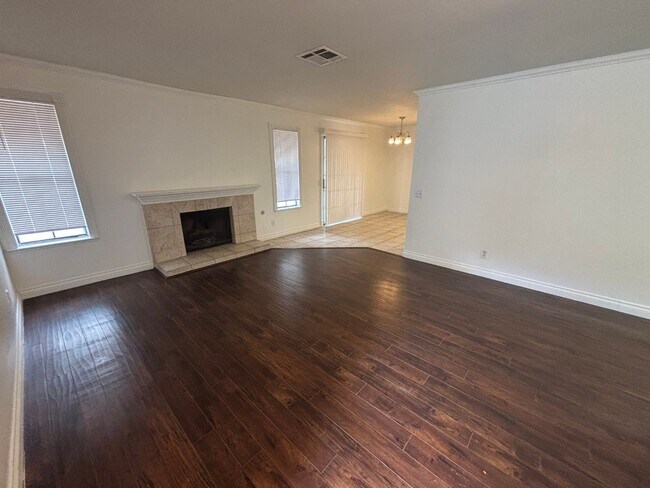 Building Photo - 2 Br/2 Ba. Condo on 2nd fl.