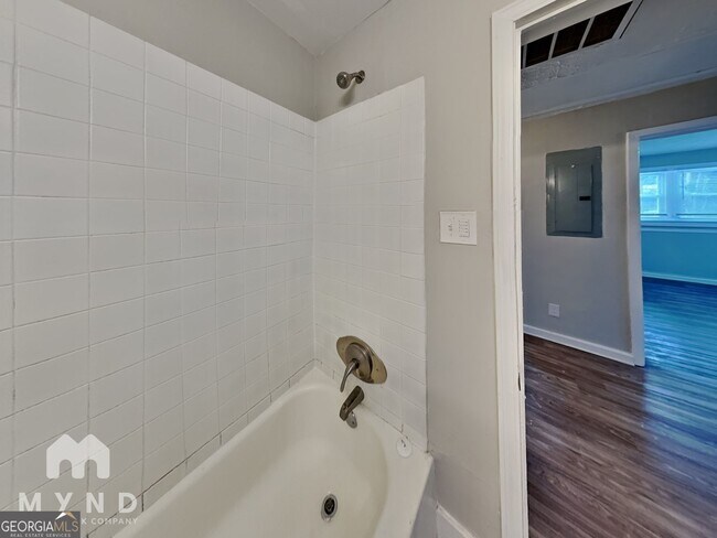 Building Photo - 1825 Oakmont Dr NW