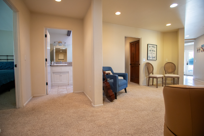 Building Photo - Janin Acers - Pool - Pet Friendly - FURNISHED