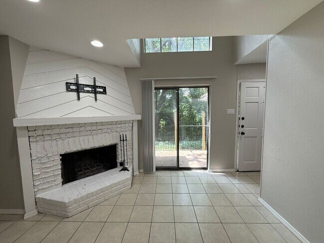 Building Photo - 889 Dublin Dr