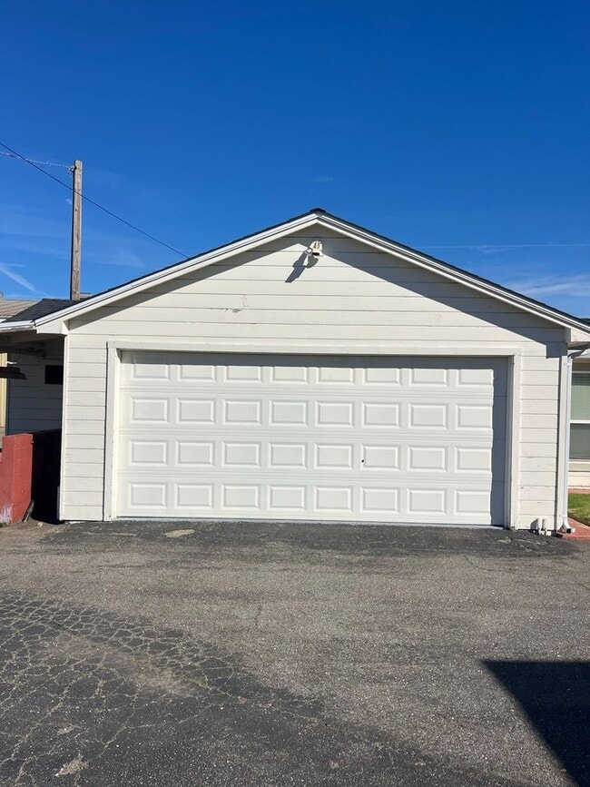 Building Photo - 3636 Beecher Rd