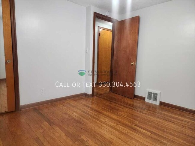 Building Photo - 1327 25th St NE