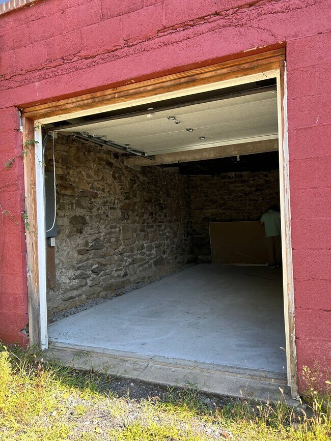 Building Photo - 54 Pancake Hollow Rd