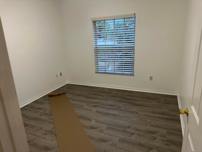 Building Photo - 5032 Lantana Rd