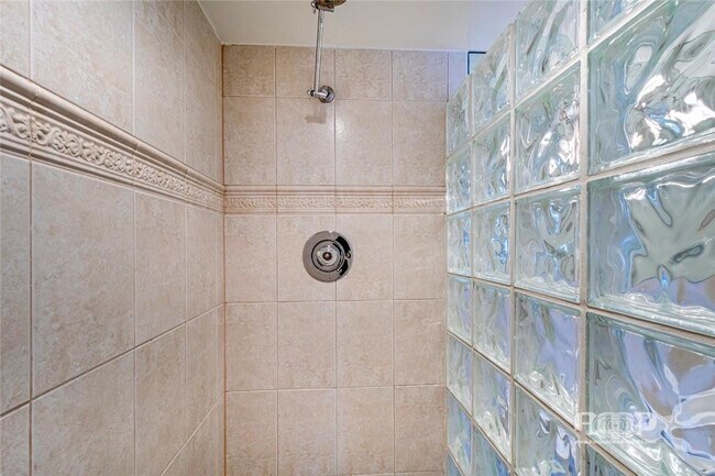 Building Photo - 3100 NE 48th St