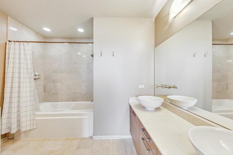 Building Photo - 1804 W Superior St