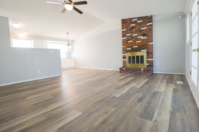 Building Photo - 3 Bed 2 Bath Sand Springs
