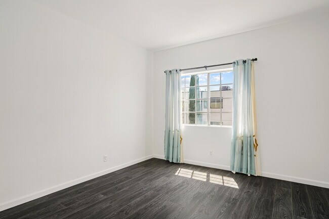 Building Photo - 850 N Poinsettia Pl