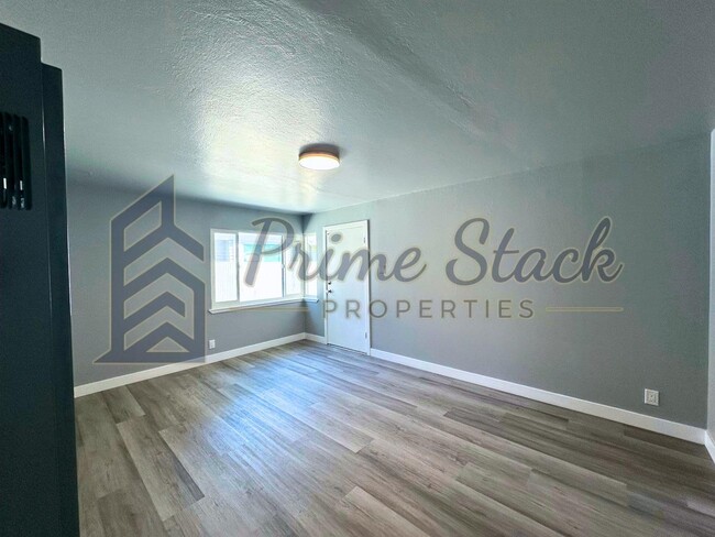 Building Photo - 743 Miller St