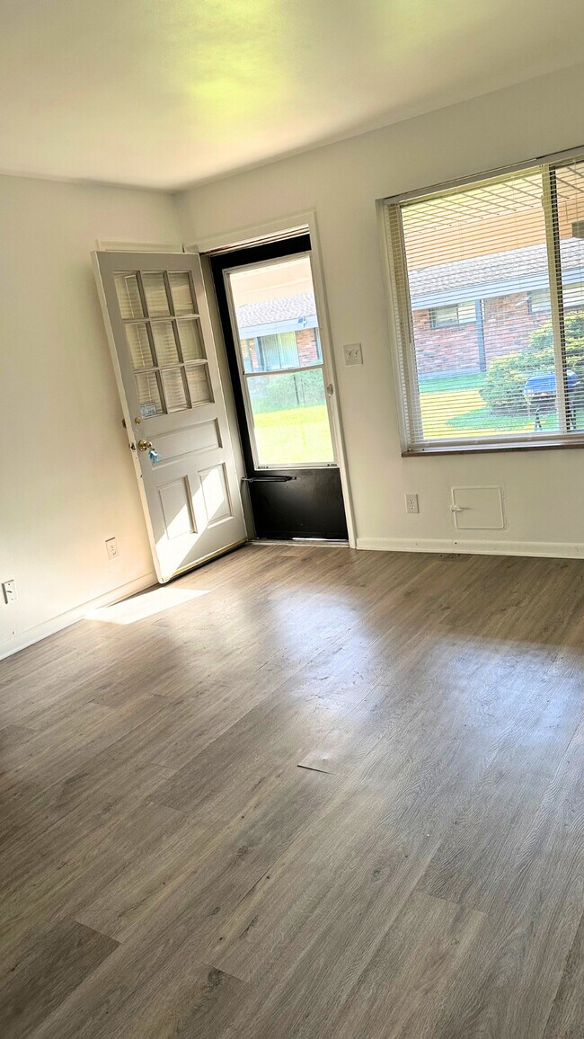 Building Photo - 3065 S Commerce Rd