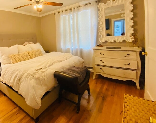 Building Photo - Three bedroom one bath!