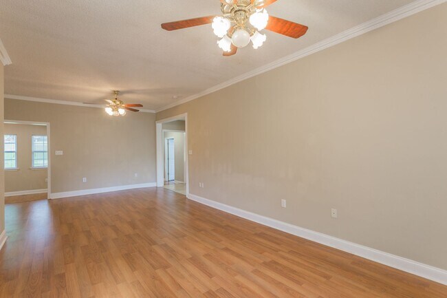 Building Photo - Charming home on River Canyon Drive