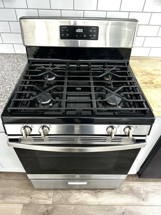 Building Photo - 1532 N Calaveras St