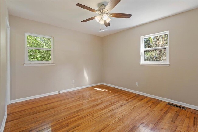 Building Photo - 1807 Ivan Dr