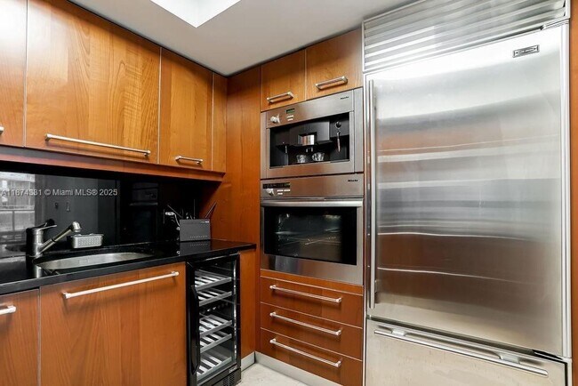 Building Photo - 1331 Brickell Bay Dr