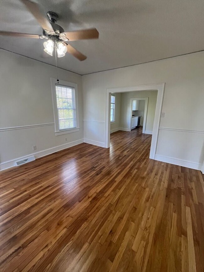 Building Photo - Newly-RENOVATED 2/1 House in a prime location!