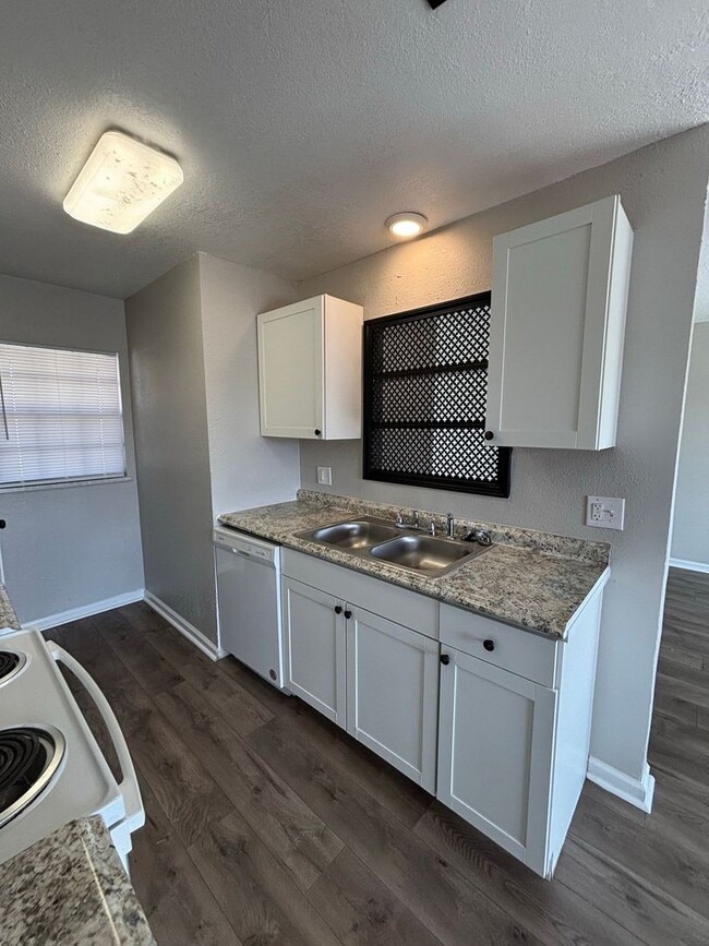 Building Photo - 1800 Fairlane-Move In Ready!