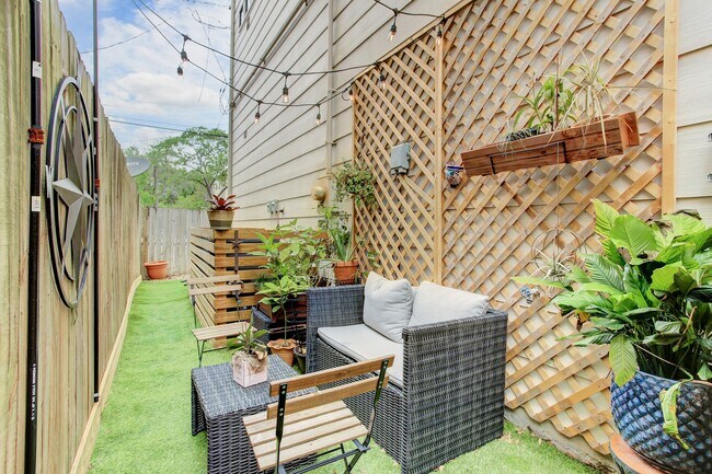 Building Photo - 408 Parker St