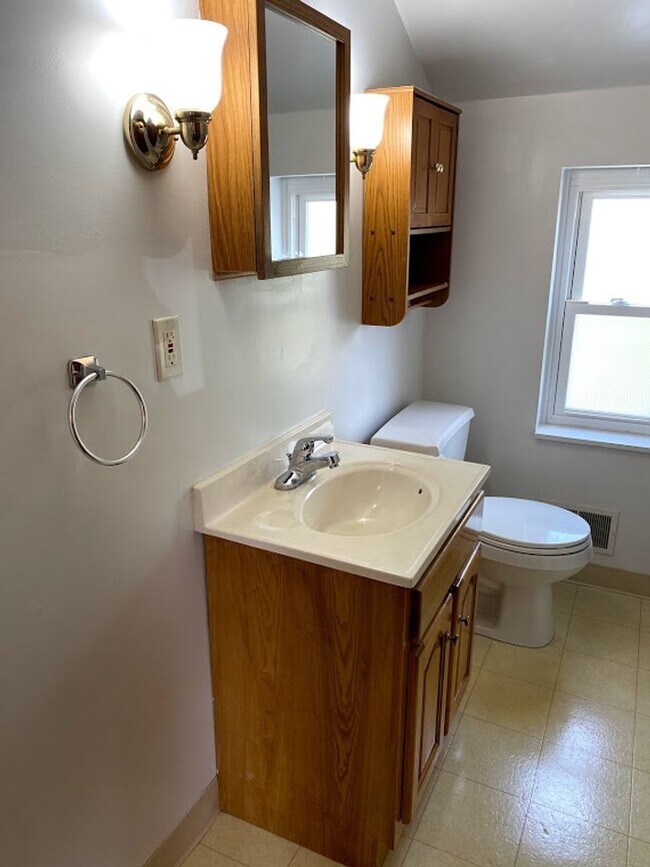 Building Photo - Nice sized Two Bedroom House!