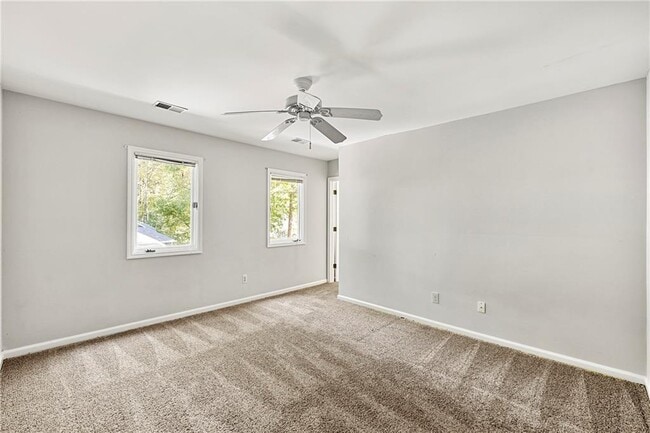 Building Photo - 302 S River Farm Dr
