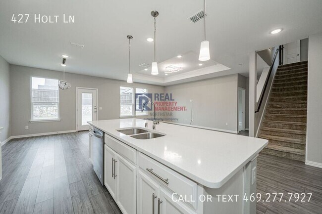 Building Photo - 427 Holt Ln