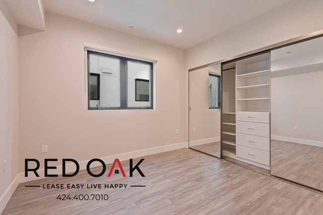 Building Photo - Gorgeous Two Bedroom with Central Heat and...