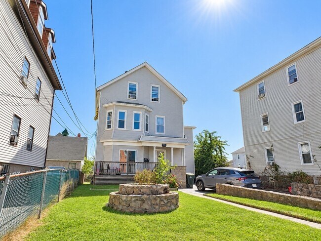 Building Photo - 456 Coggeshall St