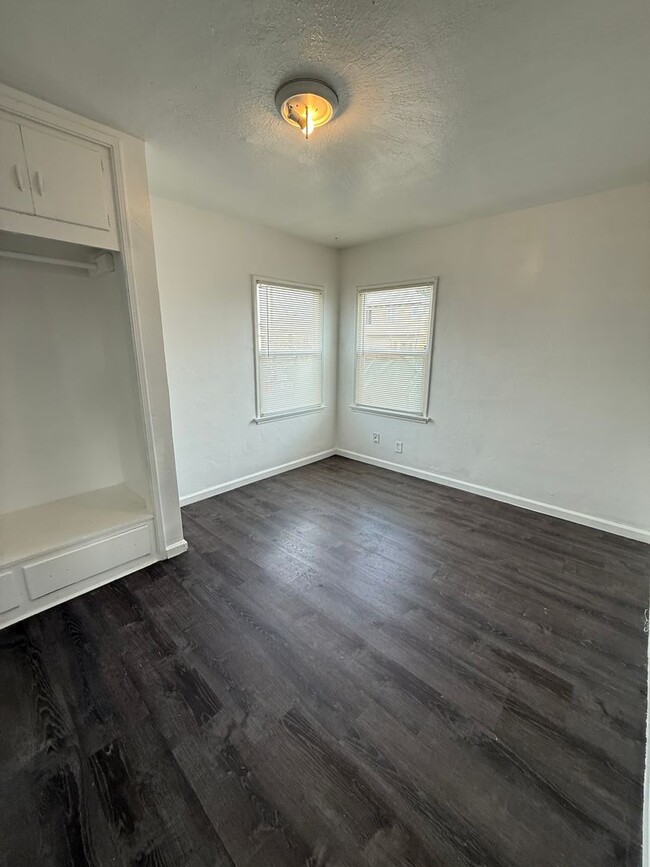 Building Photo - Private 1 Bed, 1 Bath Back Unit with Fresh...