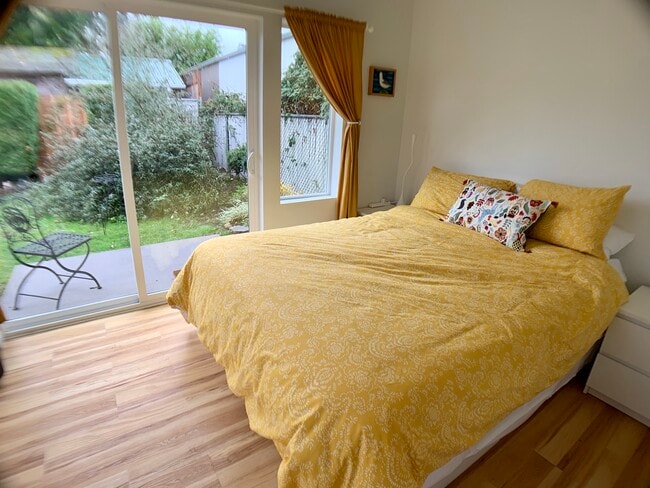 Super comfy separate room queen sized bed - 3405 NE 80th Ave