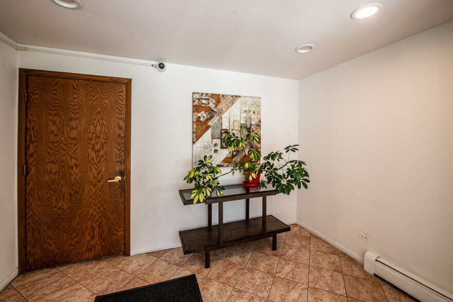 Building Photo - 5525 N Chester Ave