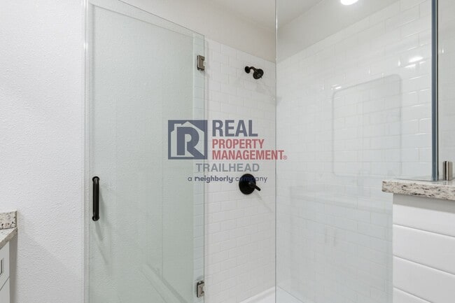 Building Photo - Spacious Modern 5 Bed / 2.5 Bath + 1 Bed / 1 Bath ADU in Wedgwood