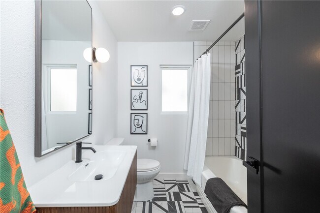 Building Photo - 568 E Rebecca St