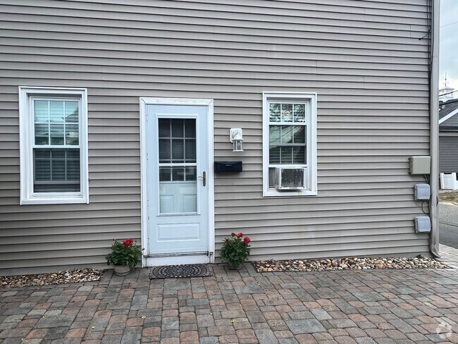 Building Photo - 42 Sylvania Ave