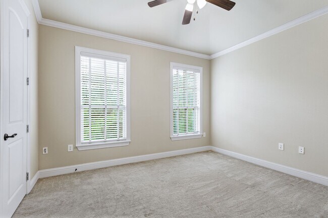 Building Photo - Luxury Highland Park Condo with gas and water