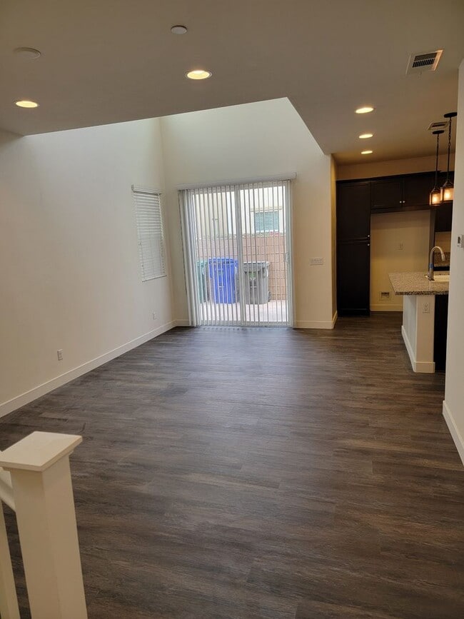 Building Photo - Georgous 4-bedroom, 3-bath detached condo ...
