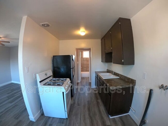 Building Photo - 1083 E 7th St