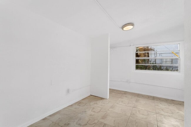 Building Photo - Cute 3bdrm/1bath House ** Section 8 OK ** $1995.00** Move in by December 31st and get 1 month Fre...