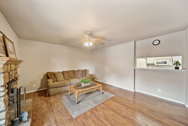 Building Photo - Cozy 2 Bedroom Condo located in the South Tulsa