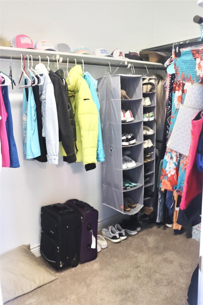 Building Photo - 5627 S Denham Ridge Ln