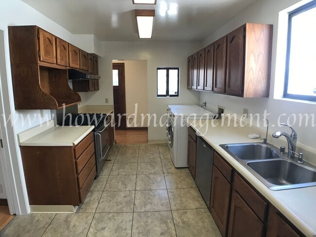 Building Photo - Two story home with newer central A/C in the Mar Vista Hills. Large kitchen, family room, and lar...