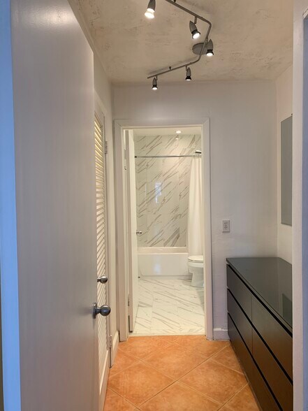 Building Photo - 411 Anastasia Ave