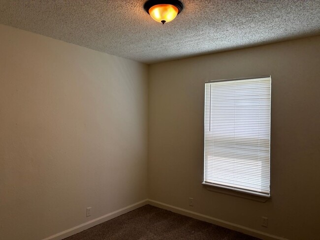 Building Photo - 3 Bedroom 2 Bath