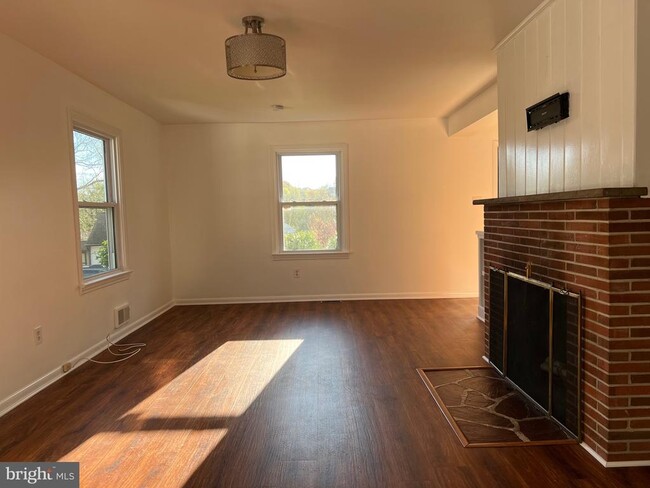 Building Photo - 650 Linden Cir