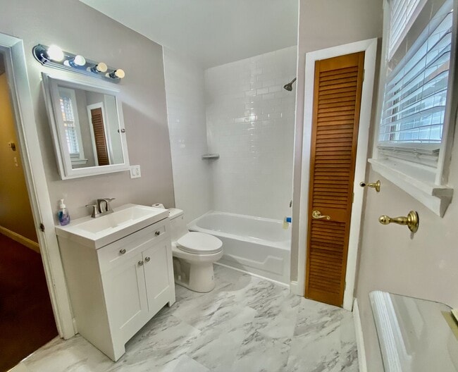 Building Photo - SWEET 2 BR / 1.5 BA HOUSE in South Philly w/ NEW KITCHEN & BATHS-Washer/Dryer & Yard!