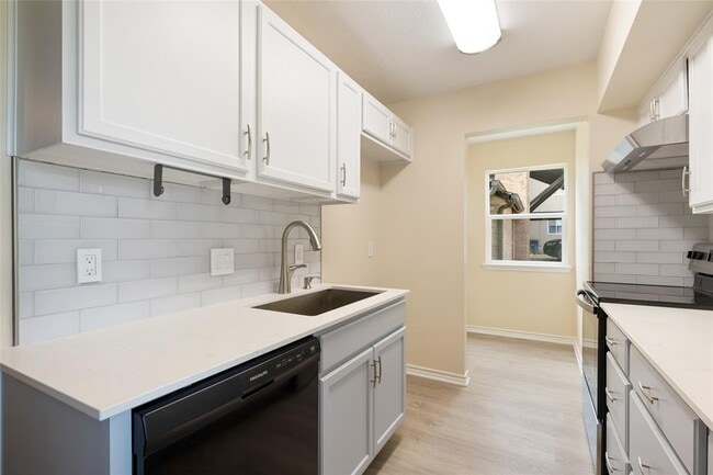 Building Photo - 6903 Woodhue Dr